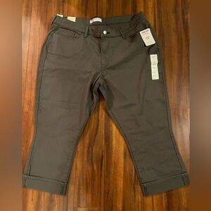 Levi women’s capris. Army green in color.